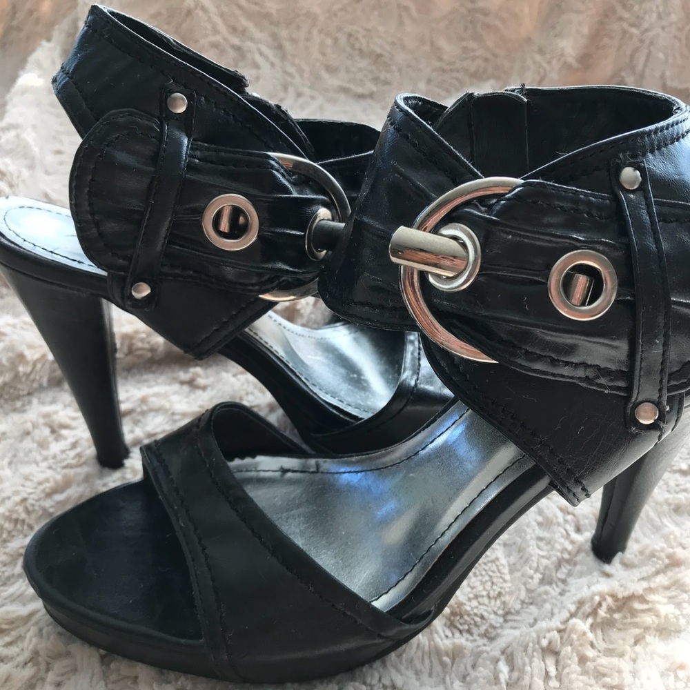 Black heeled sandal with buckle